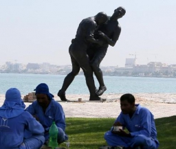 Катарская скульптура "Зидан vs Матерации" переезжает на помойку