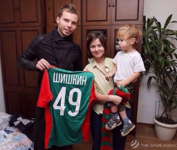 Защитник "Локомотива" подарил ребёнку с ДЦП спорткомплекс для занятий дома