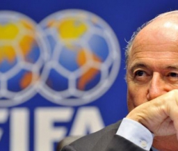 ФИФА готова разрешить использование видеоповторов