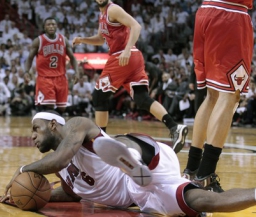 НБА: 24 очка Джеймса не помогли "Хит" в поединке против "Чикаго"