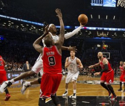 НБА: "Бруклин" сократил отставание в серии с "Чикаго", 38 очков Дюранта не помогли "Сити" 