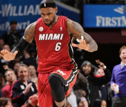 Трипл-дабл Джеймса обеспечил "Майами" 24-ю подряд победу в сезоне НБА