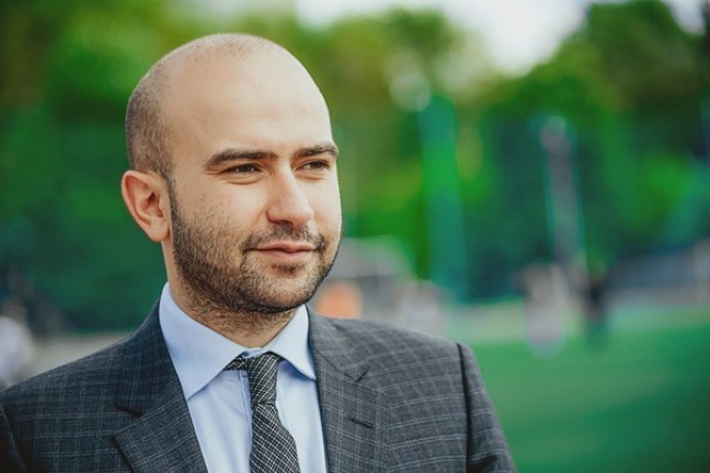 Арустамян рассказал о зарплатах в