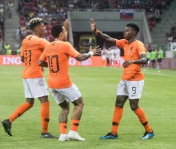 Промес помог Голландии добыть ничью в матче со Словакией