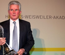 Немецкий футбольный союз вручил Хайнкесу премию за вклад в развитие немецкого футбола