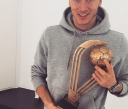Левандовски четвертый раз кряду признается лучшим футболистом Польши