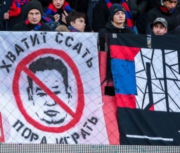 Фанаты ЦСКА объяснили причину появления оскорбительного баннера в адрес Слуцкого