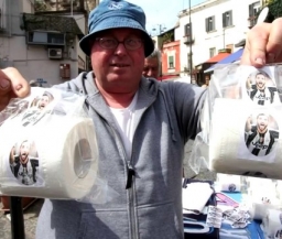В Неаполе продают туалетную бумагу с Гонсало Игуаином