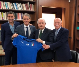 Манчини официально возглавил сборную Италии