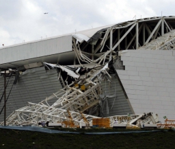 На стадионе, который примет матчи ЧМ-2014, случилась трагедия