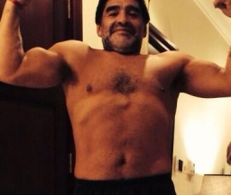 Марадона немного подкачался и показал свое тело