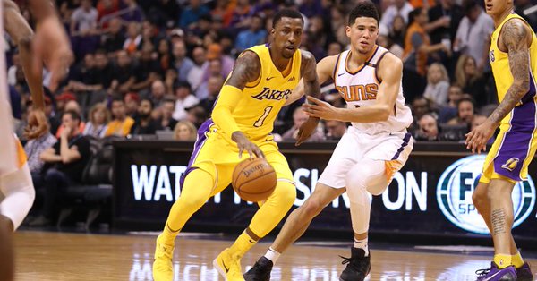 \"Лейкерс\" прервали проигрышную серию, победив \"Финикс\"