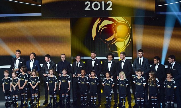 В символическую сборную вошли пять игроков из \"Реала\" и пять из \"Барселоны\"