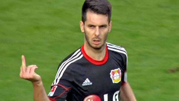 \"Средний палец\" стоил защитнику \"Байера\" 15 тысяч евро