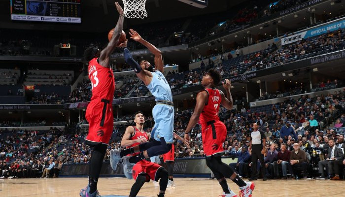 \"Мемфис Гриззлиз\" не смогли справиться с \"Торонто Рэпторс\"