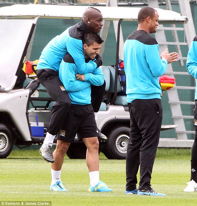 Агуэро назвал Балотелли психом