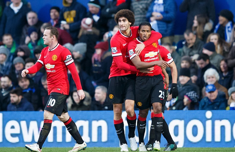 \"МЮ\" взял верх над \"КПР\", \"Тоттенхэм\" дожал \"Сандерленд\"