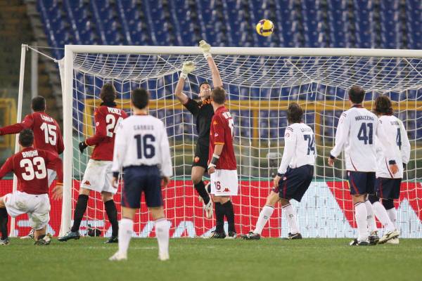 \"Рома\" неожиданно дома проиграла \"Кальяри\"