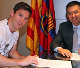 Официально: Лео Месси подписал новый контракт с "Барселоной"
