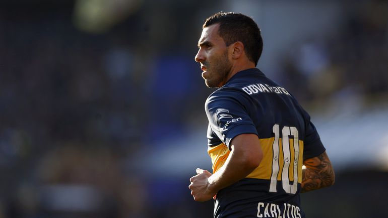 Тевес сломал ногу игроку \"Аргентинос Хуниорс\"