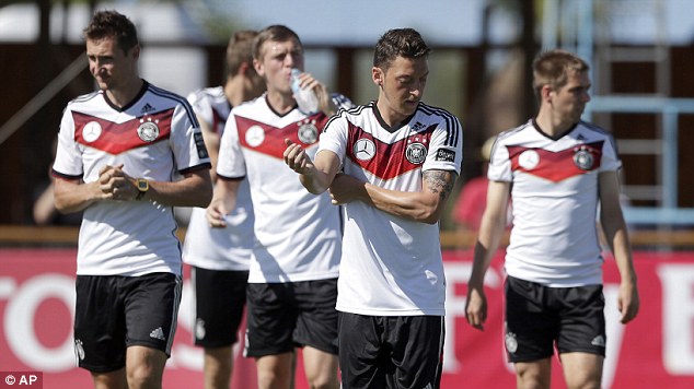 Озил обиделся на немецких болельщиков