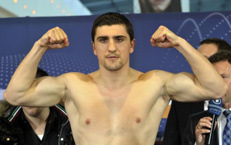 Хук раздельным решением судей победил Афолаби