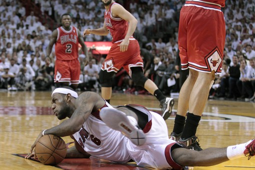 НБА: 24 очка Джеймса не помогли \"Хит\" в поединке против \"Чикаго\"