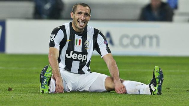 Кьеллини сломал ногу сопернику