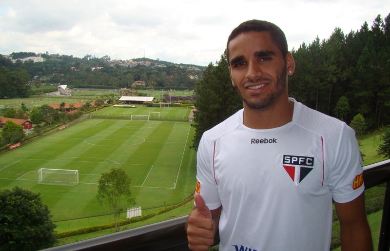 \"Барселона\" не против подписать защитника \"Сан-Паулу\" Дугласа