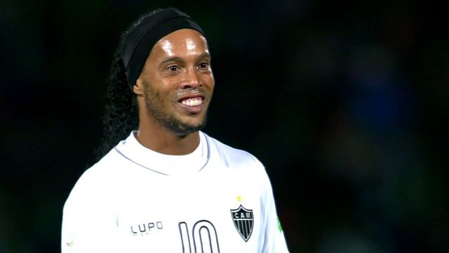 Роналдиньо догнал \"Бекса\" по количеству голов со штрафных