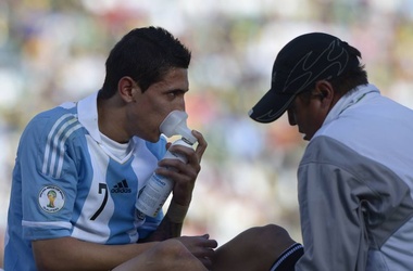 Месси и Ди Мария с трудом  доиграли матч с Боливией