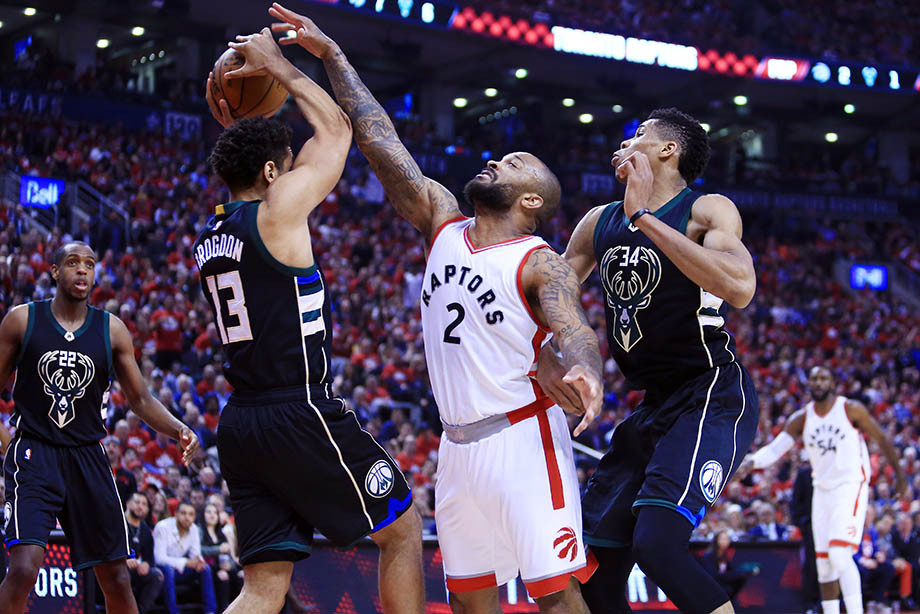 \"Милуоки Бакс\" с разницей в пять очков одолели \"Торонто Рэпторс\"