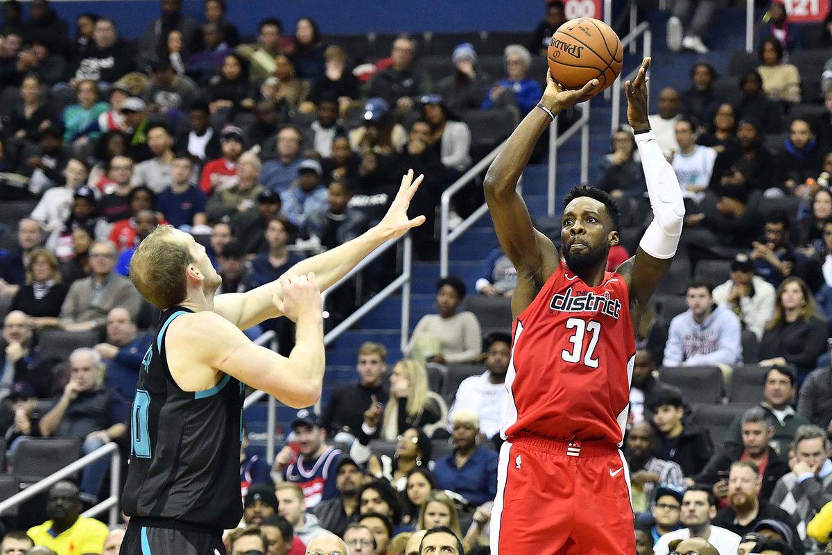 \"Вашингтон Уизардс\" в родных стенах обыграли \"Шарлотт Хорнетс\"