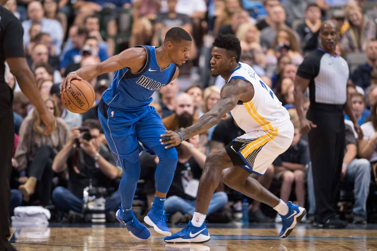 \"Голден Стэйт Уорриорз\" с небольшим отрывом обыграл \"Даллас Маверикс\"