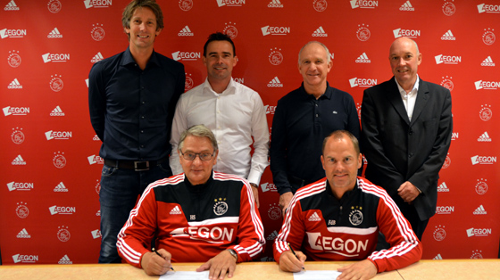 Де Бур остается в \"Аяксе\" до 2017 года