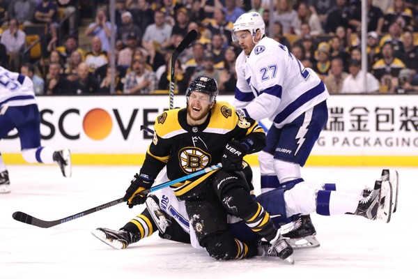 \"Тампа-Бэй Лайтнинг\" крупно обыграл \"Бостон Брюинз\"