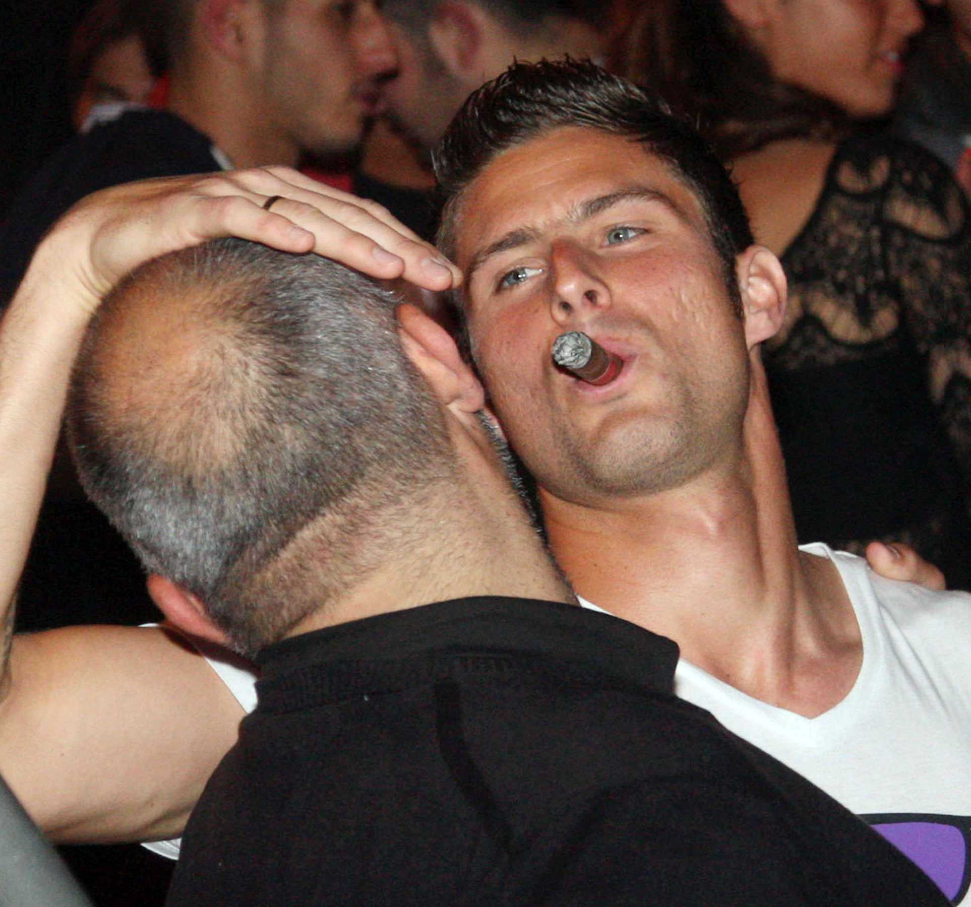 Жиру заступился за курящих игроков