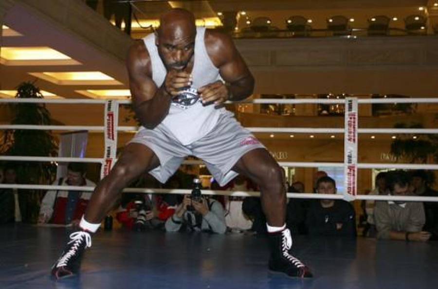 Холифилд вновь собрался выйти в ринг