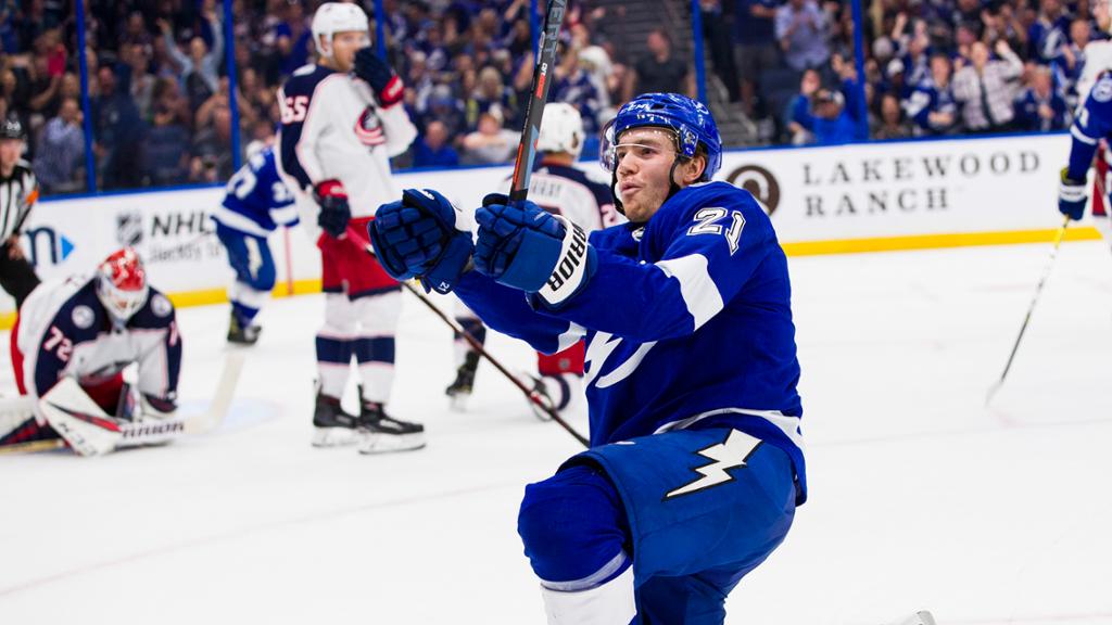 \"Тампа-Бэй Лайтнинг\" разгромила \"Коламбус Блю Джекетс\"