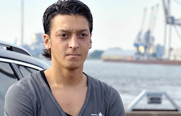 Озил признан лучшим футболистом года в Германии