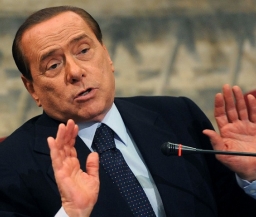 Берлускони пригрозил, что перестанет платить зарплату игрокам "Милана"
