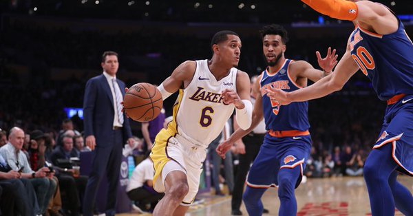 \"Лейкерс\" разгромно победили \"Нью-Йорк\"