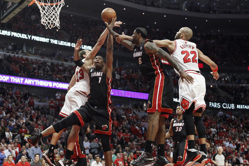 НБА: \"Хит\" повел в серии с \"Чикаго\"