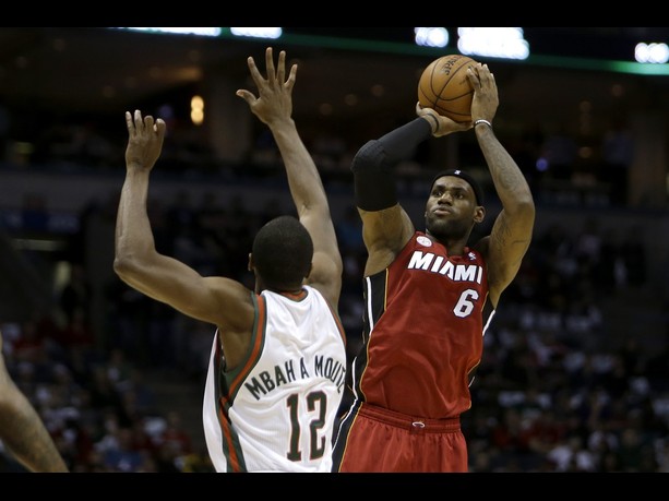 Джеймс и Аллен приносят \"Майами\" третью победу над \"Милуоки\"