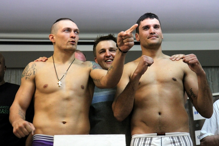 Усик одержал очередную победу на профессиональном ринге