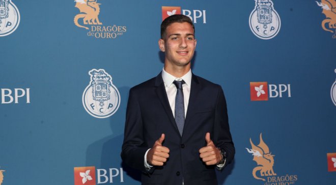 \"МЮ\" подписал защитника \"Порту\"