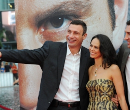 Супруга Кличко-старшего хочет, чтобы муж завершил карьеру