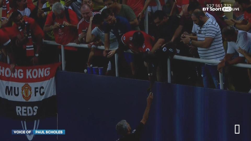 Моуриньо отдал медаль болельщику \"Манчестер Юнайтед\"