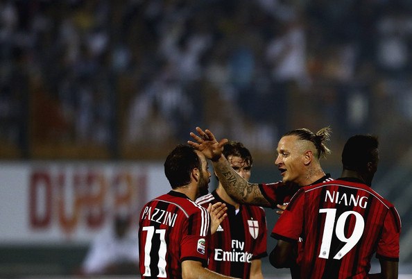 \"Милан\" в тяжелом матче обыграл \"Сассуоло\" и пробился в 1/4 финала Кубка Италии