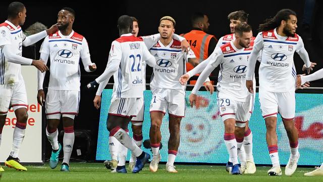 \"Лион\" разгромил \"Генгам\"